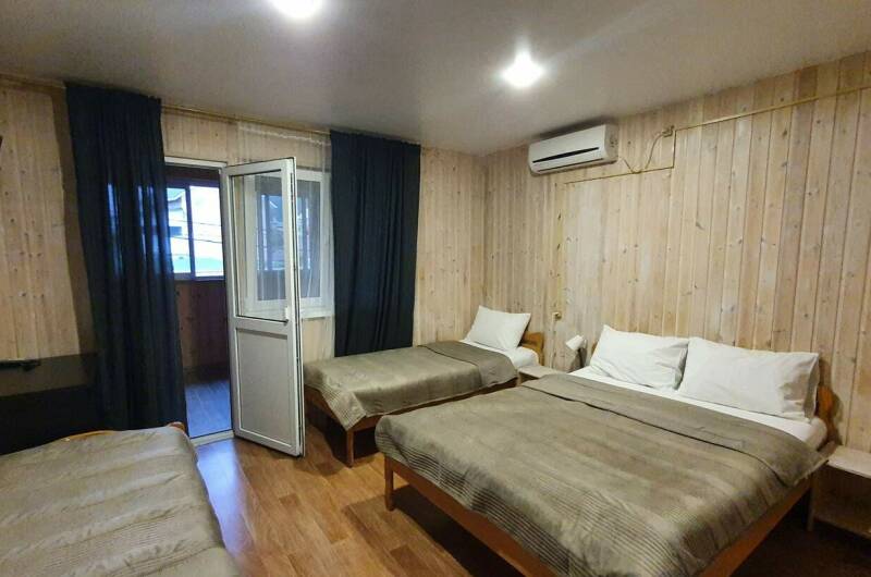 4-х местный с удобствами и кухней на балконе