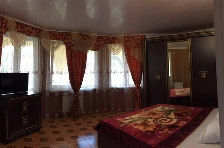 Комфортный номер с большим круглым балконом