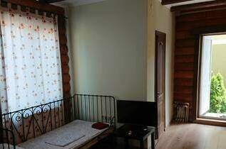 Трехместный «Полулюкс» в деревянном срубе