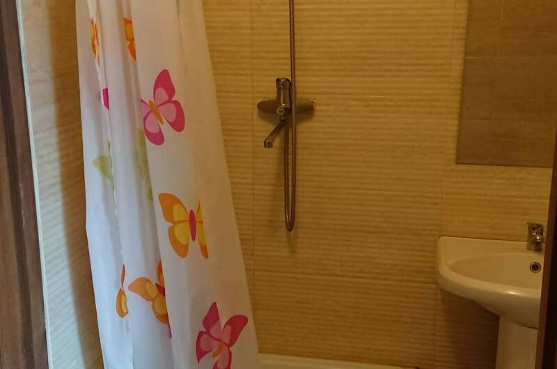 Трехместный «Полулюкс» в деревянном срубе