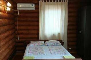 Трехместный «Полулюкс» в деревянном срубе