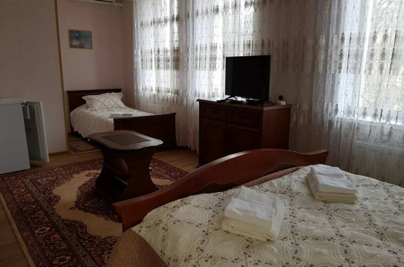 Трёхместный номер с удобствами № 8