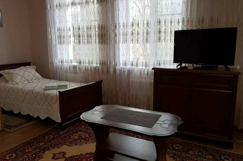 Трёхместный номер с удобствами № 8