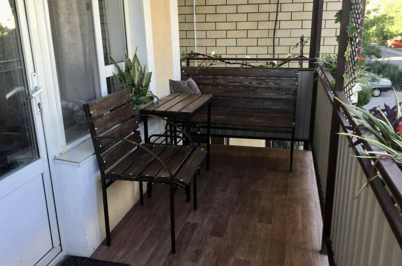 На втором этаже с балконом