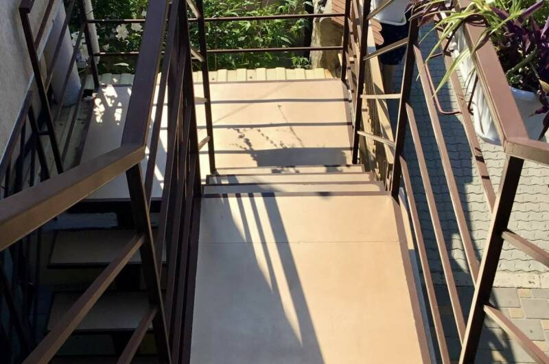 На втором этаже с балконом