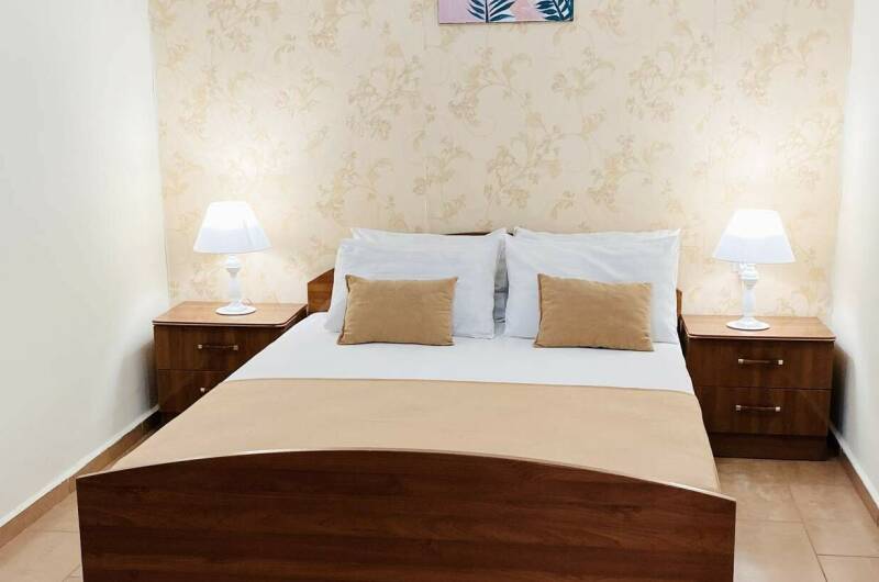 Двухместный двуспальная кровать