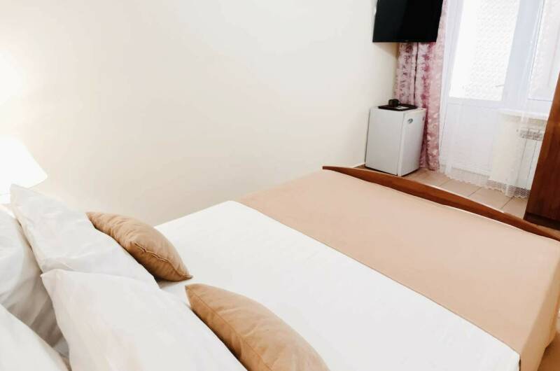 Двухместный двуспальная кровать