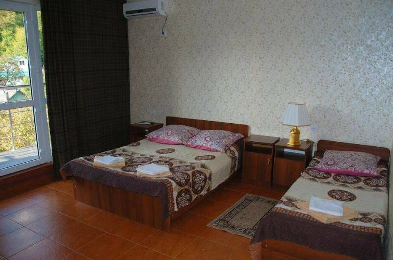 «Люкс» 4-х местный с балконом (3 этаж)