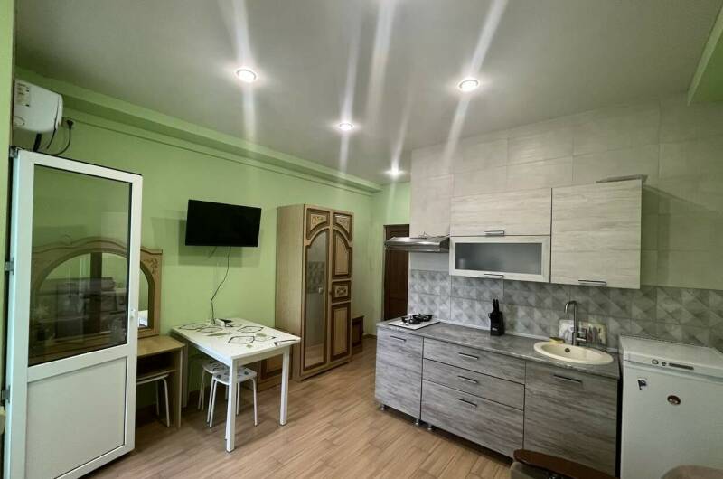 Студия с кухней, с балконом