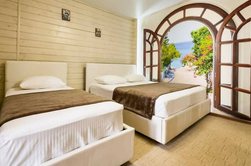 «Домик-люкс» 5-ти местн. 2 комн. с двором и кухней