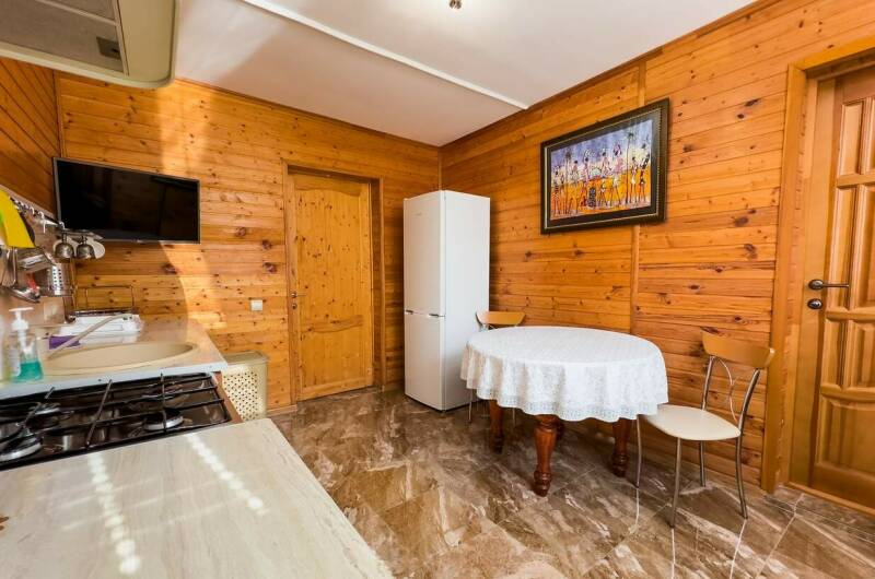 «Домик-люкс» 5-ти местн. 2 комн. с двором и кухней