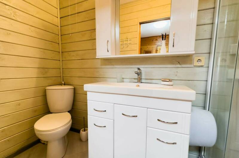 «Домик-люкс» 5-ти местн. 2 комн. с двором и кухней