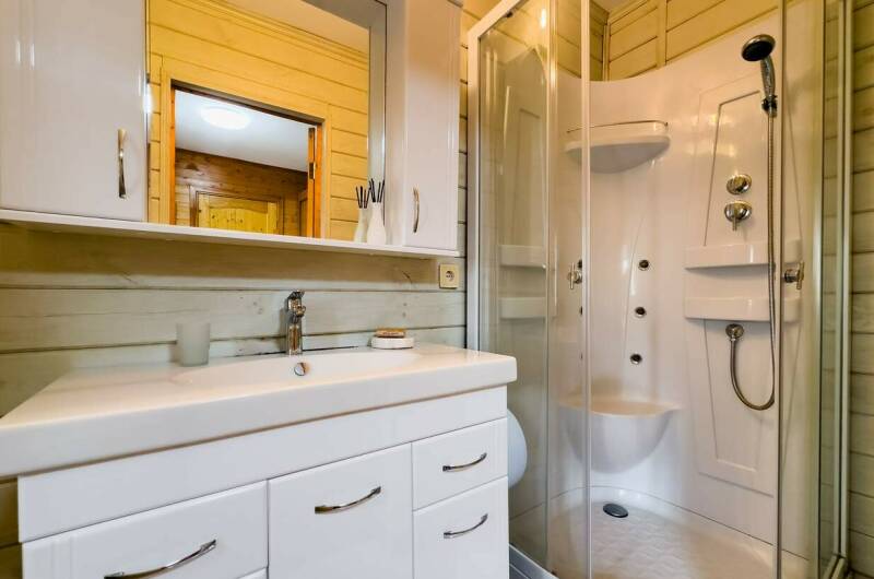 «Домик-люкс» 5-ти местн. 2 комн. с двором и кухней