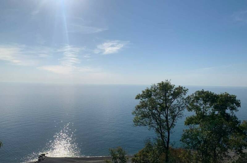 С прямым видом на море