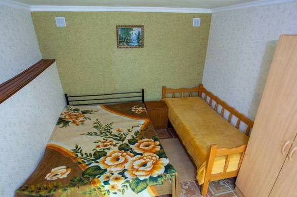 Трехместная комната на цокольном этаже