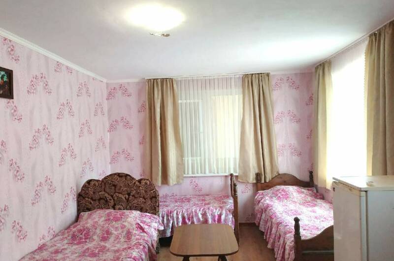 Трехместный номер второй этаж (персиковая)