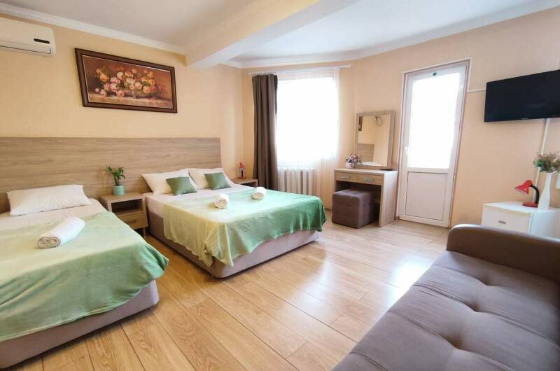 Семейный номер с балконом для 4 гостей Ника