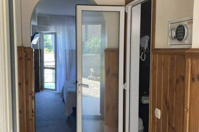 Трехместный номер с балконом и сейфом