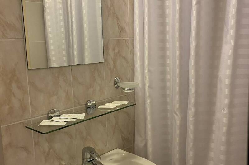 Трёхместный номер на первом этаже с балконом