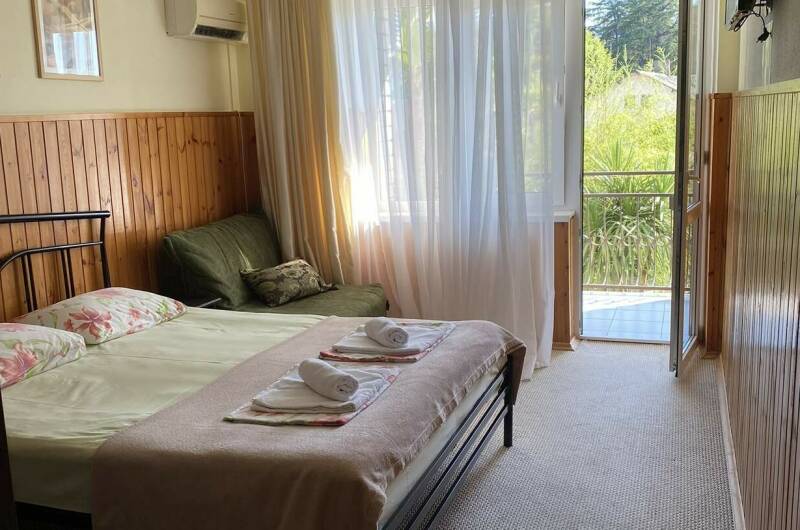 Трёхместный номер на первом этаже с балконом