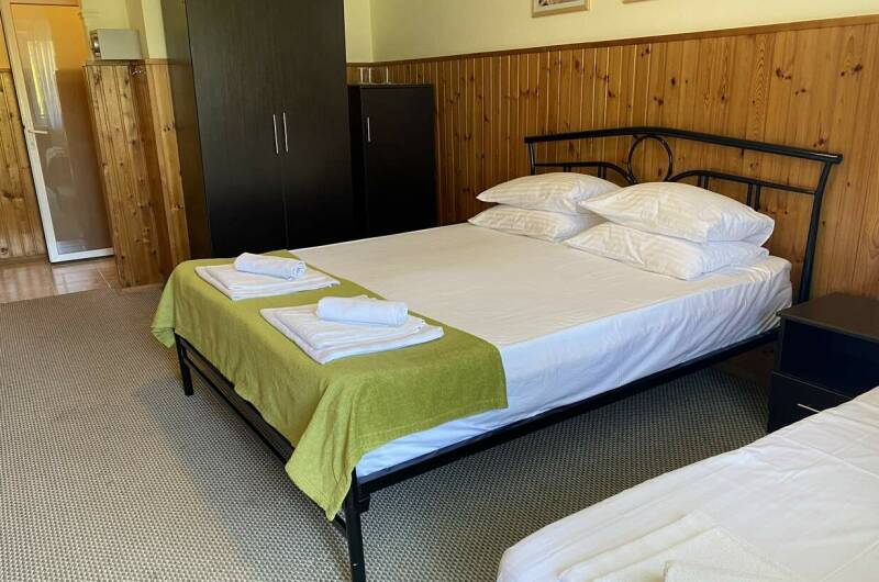 Трёхместный номер на первом этаже с балконом