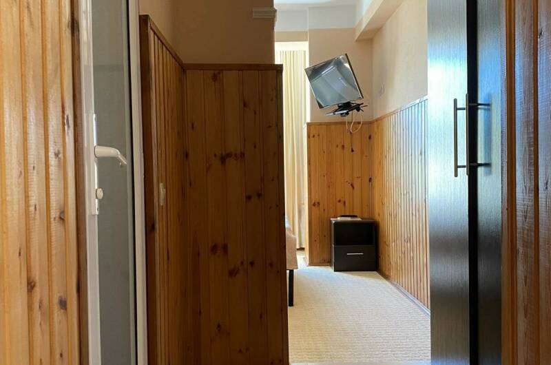 Трёхместный номер на первом этаже без балкона