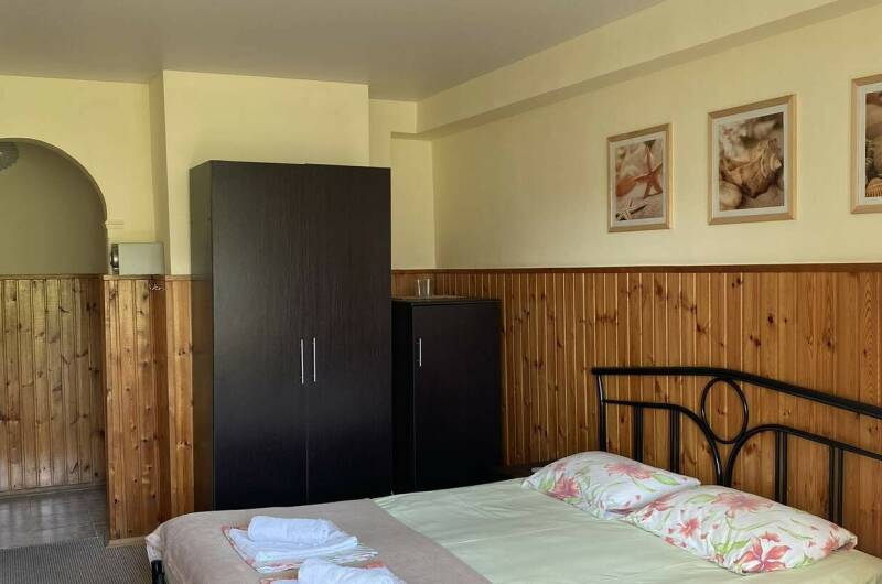 Трёхместный номер на первом этаже без балкона