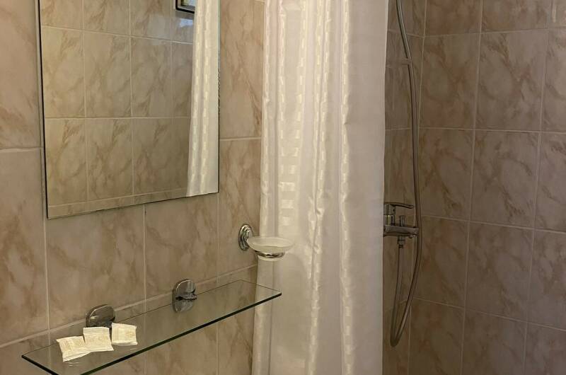 Трёхместный номер на первом этаже без балкона