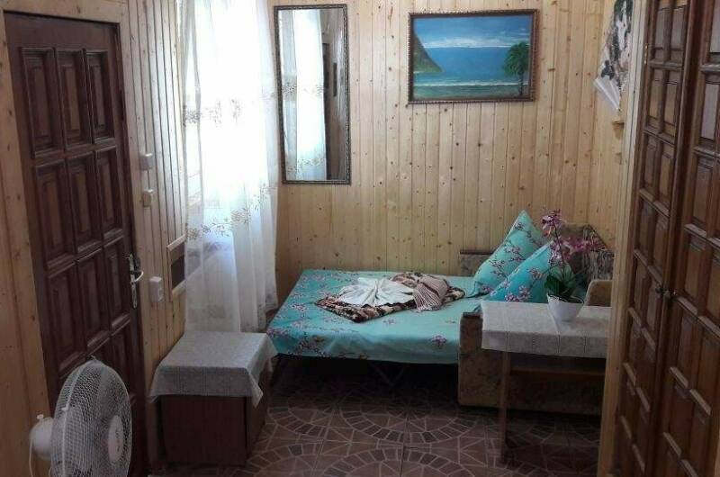 Домик на семью с удобствами во дворе