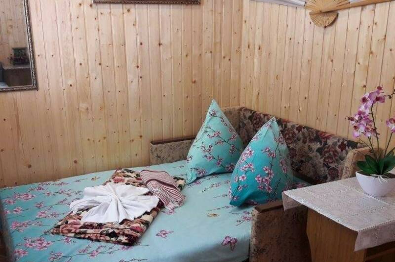 Домик на семью с удобствами во дворе