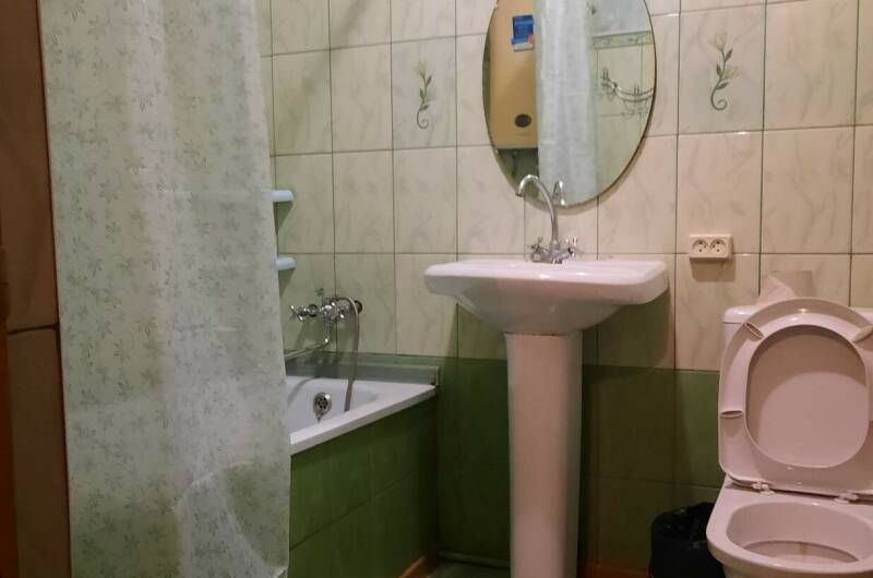 Номер на первом этаже.3 местный. Из двух комнат