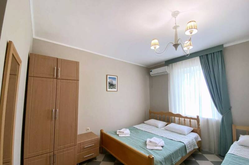 Трёхместный номер с большой кроватью