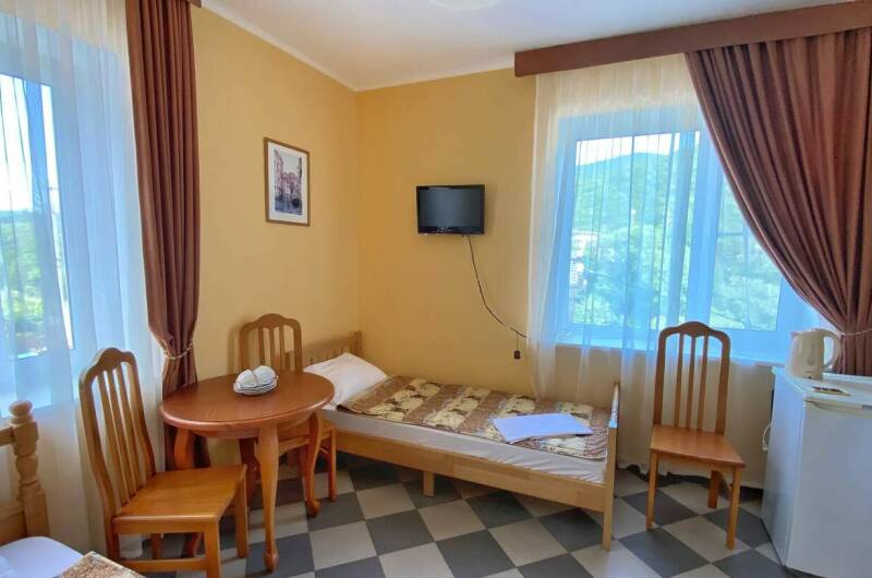 Трёхместный номер с большой кроватью