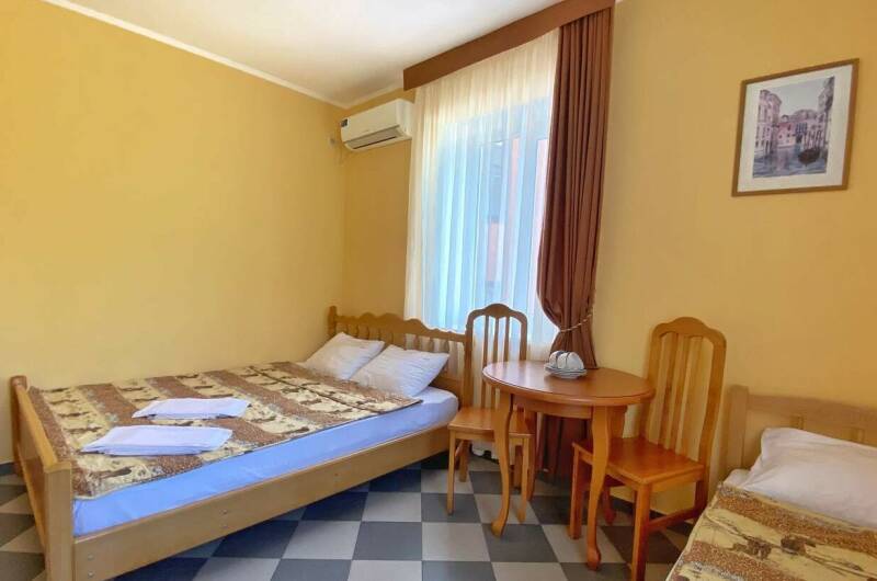 Трёхместный номер с большой кроватью