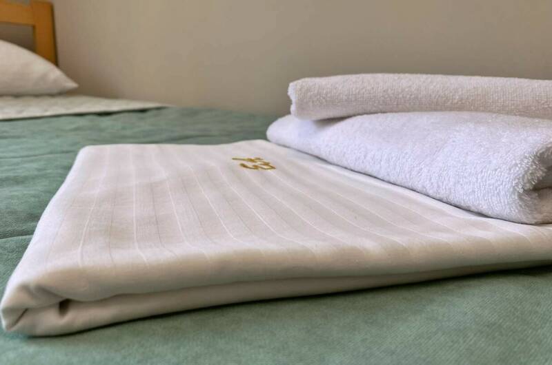 Трёхместный номер с большой кроватью