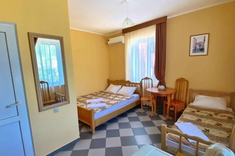 Трёхместный номер с большой кроватью