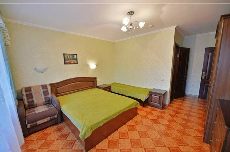 Трехместная комната балконом