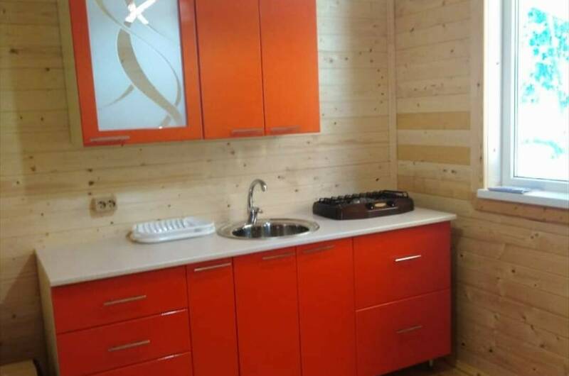 Деревянный домик с кухней