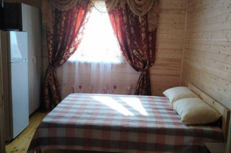 Деревянный домик с кухней