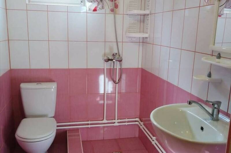 Деревянный домик с кухней