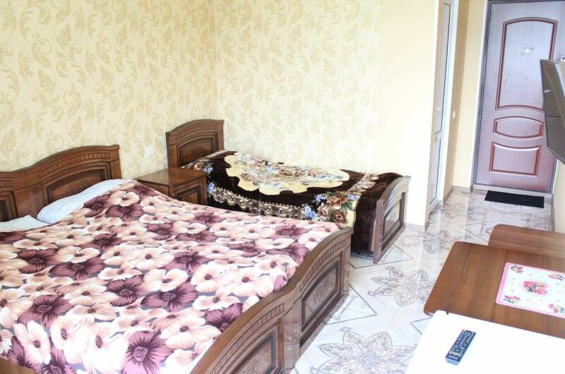 Трёхместный Улучшенный с балконом и видом на горы