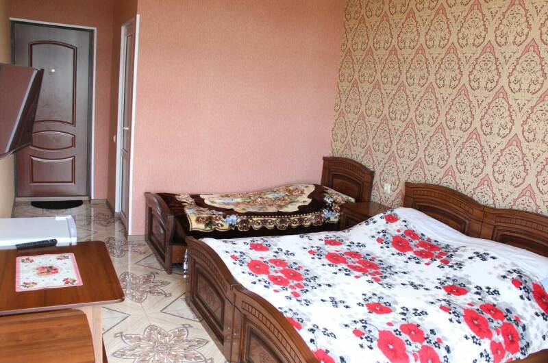 Трёхместный Улучшенный с балконом и видом на горы