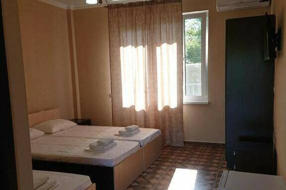 Трехместный номер с собственной ванной комнатой