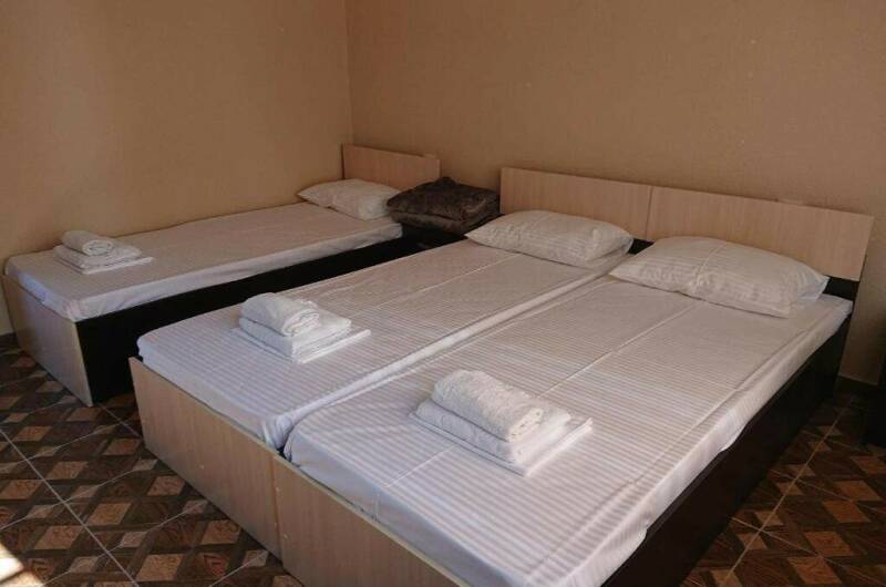 Трехместный номер с собственной ванной комнатой