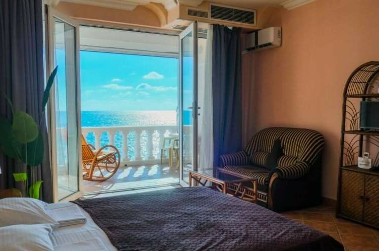 Номер 1 люкс с балконом и видом на море