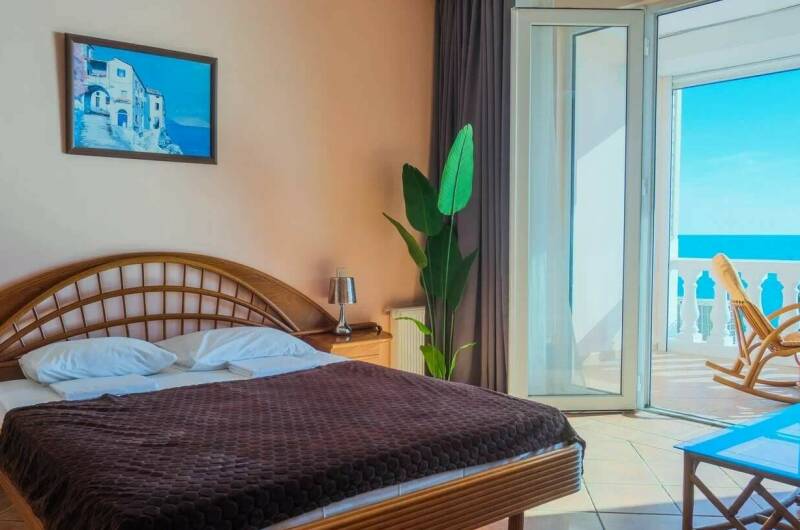 Номер 1 люкс с балконом и видом на море