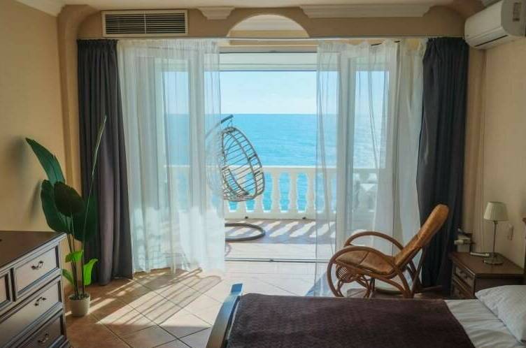 Номер 2 люкс с балконом и видом на море