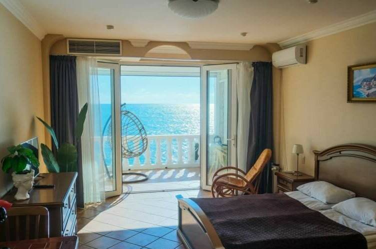 Номер 2 люкс с балконом и видом на море