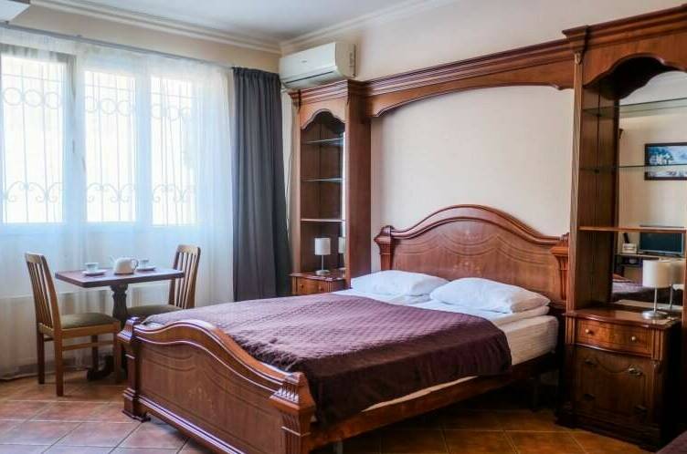 Номер 5 стандарт с видом во двор