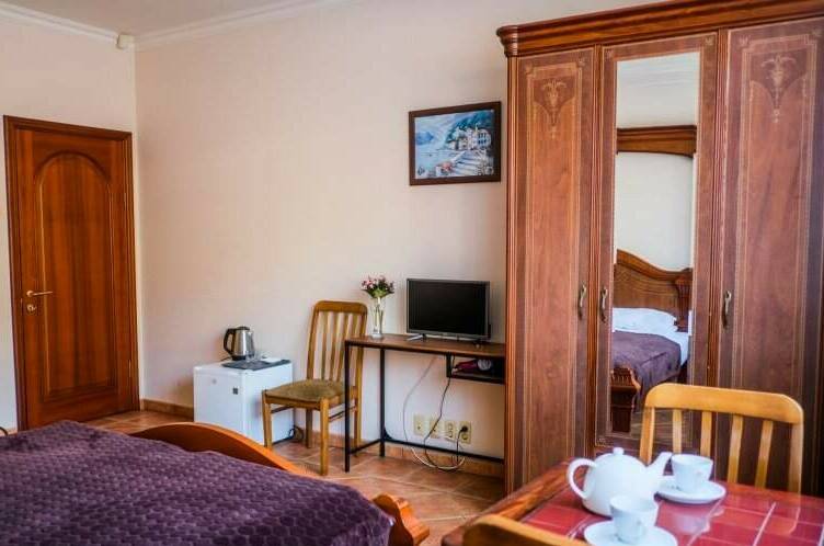 Номер 5 стандарт с видом во двор